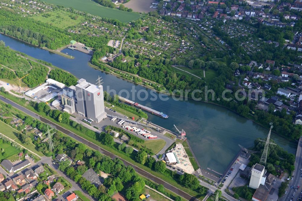 Recklinghausen from the bird's eye view: View from north to south across the Rhine-Herne Canal in Recklinghausen at the Stadthafen Recklinghausen in North Rhine-Westphalia