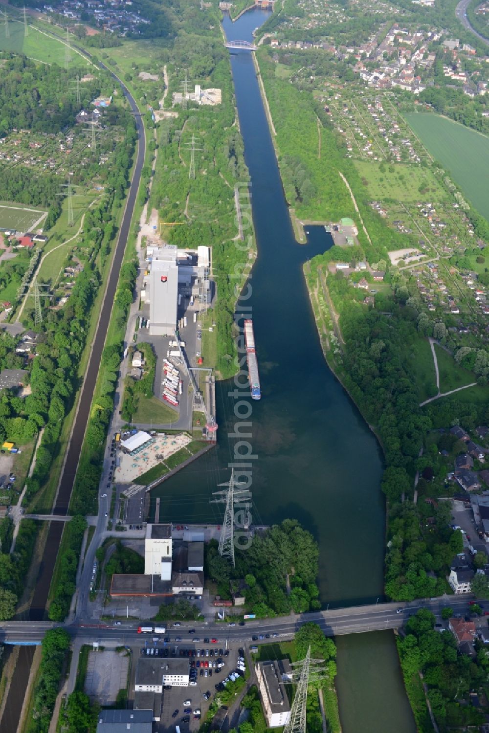 Recklinghausen from above - View over the Bahnhofstrassen-Bridge from west to east along the Rhine-Herne Canal in Recklinghausen at the Stadthafen Recklinghausen in North Rhine-Westphalia