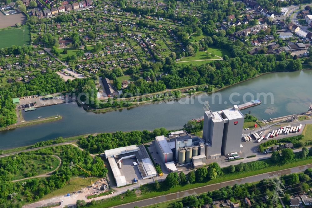 Recklinghausen from the bird's eye view: View from north to south along the Rhine-Herne Canal in Recklinghausen at the Stadthafen Recklinghausen in North Rhine-Westphalia