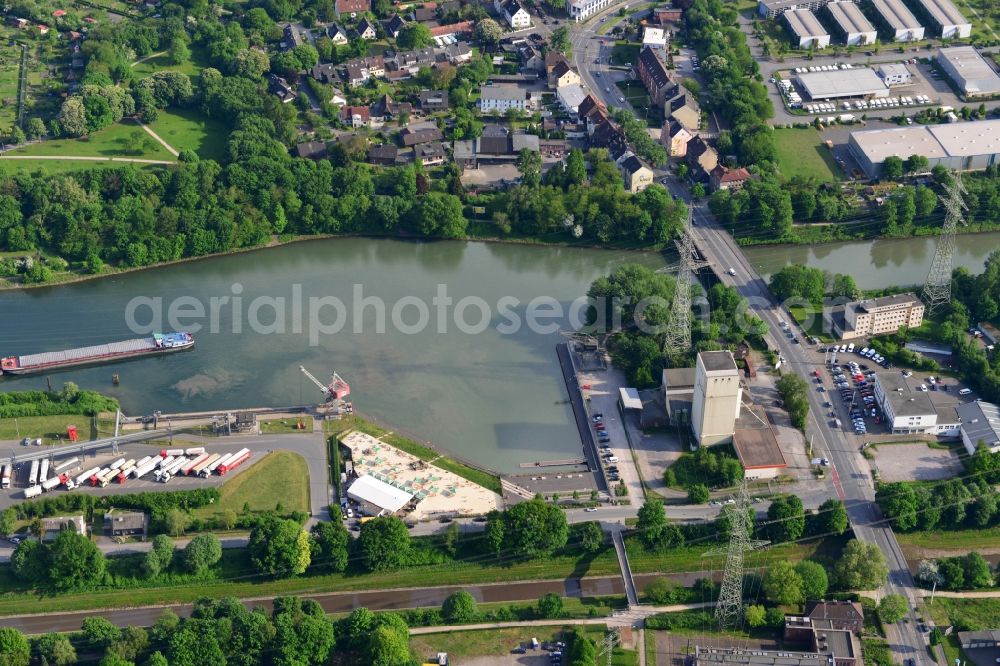 Recklinghausen from above - View from north to south across the Rhine-Herne Canal in Recklinghausen at the Stadthafen Recklinghausen and the Bahnhofstrassen-Bridge in North Rhine-Westphalia