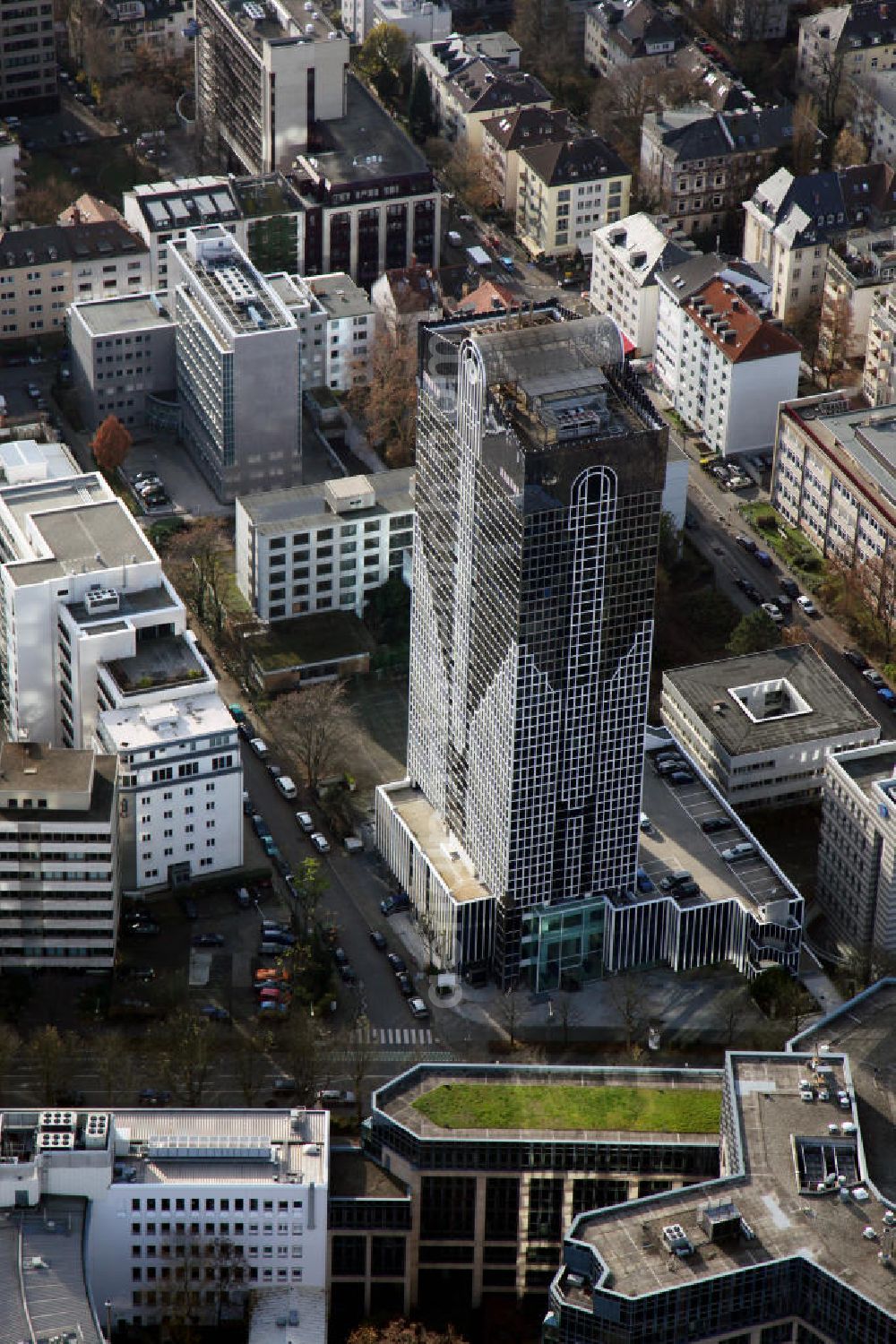 Frankfurt am Main from the bird's eye view: Blick auf das Rhein-Main-Center, ein 84 Meter hohes Bürogebäude in der Frankfurter Innenstadt. Das Hochhaus wurde 1969 erbaut und 1991 umfassend saniert. View to the Rhein-Main-Center, an commercial bulding in the inner city of Frankfurt on the Main.