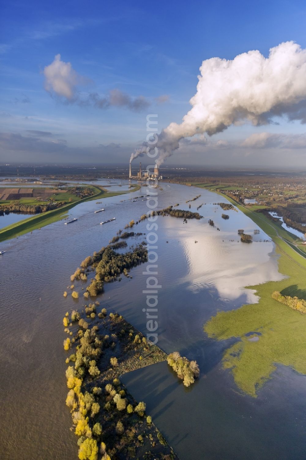 Aerial image Duisburg - Rhine with the STEAG power plant Voerde with smoke and mirror on the Rhine water in Duisburg-Walsum in the Ruhr area in North Rhine-Westphalia