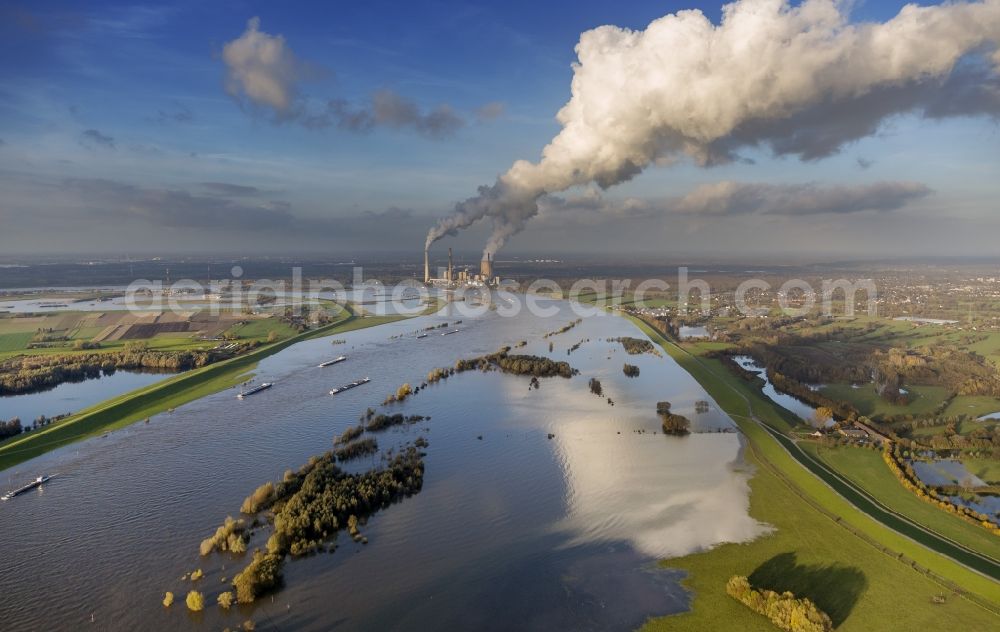 Aerial photograph Duisburg - Rhine with the STEAG power plant Voerde with smoke and mirror on the Rhine water in Duisburg-Walsum in the Ruhr area in North Rhine-Westphalia