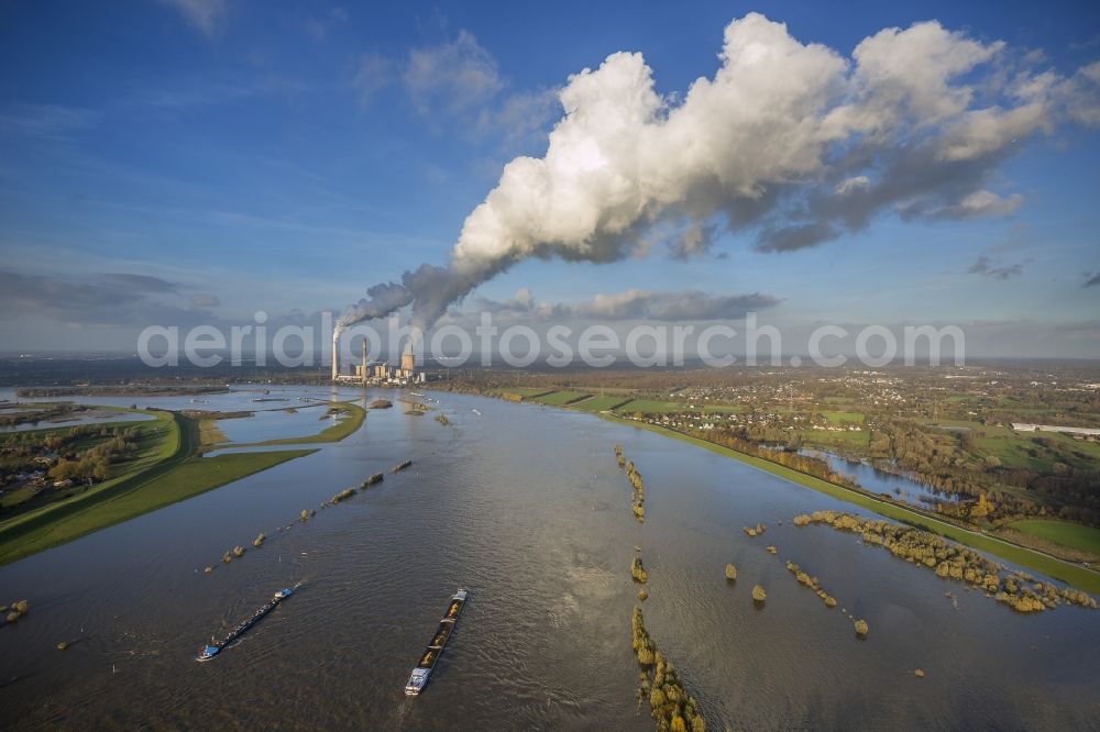 Duisburg from the bird's eye view: Rhine with the STEAG power plant Voerde with smoke and mirror on the Rhine water in Duisburg-Walsum in the Ruhr area in North Rhine-Westphalia