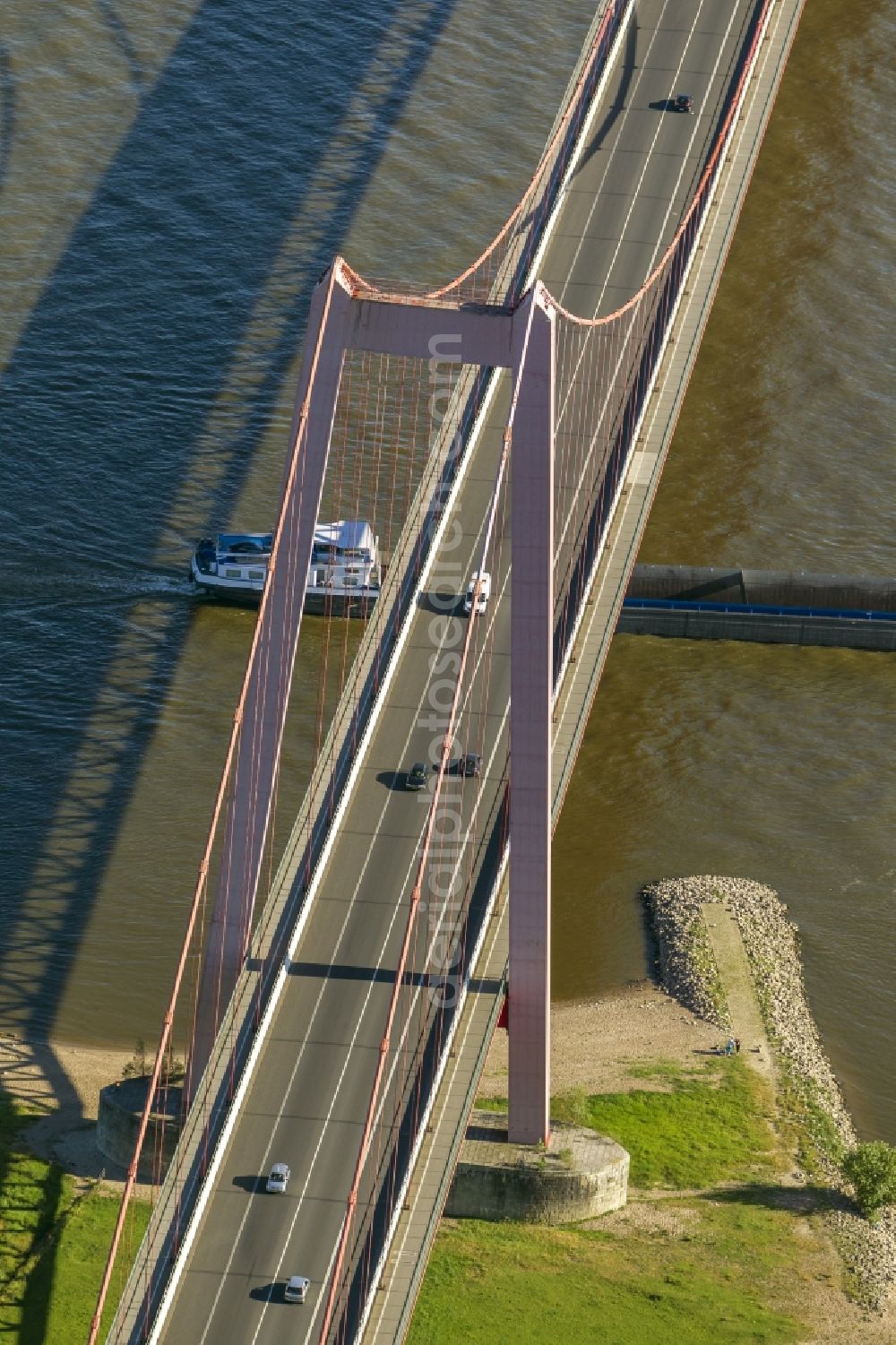 Emmerich from the bird's eye view: Bridge structure Rhine bridge Emmerich on the Rhine River along the federal road B 220 in North Rhine-Westphalia