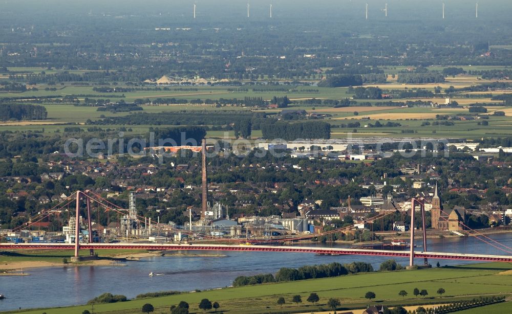 Aerial photograph Emmerich - Bridge structure Rhine bridge Emmerich on the Rhine River along the federal road B 220 in North Rhine-Westphalia