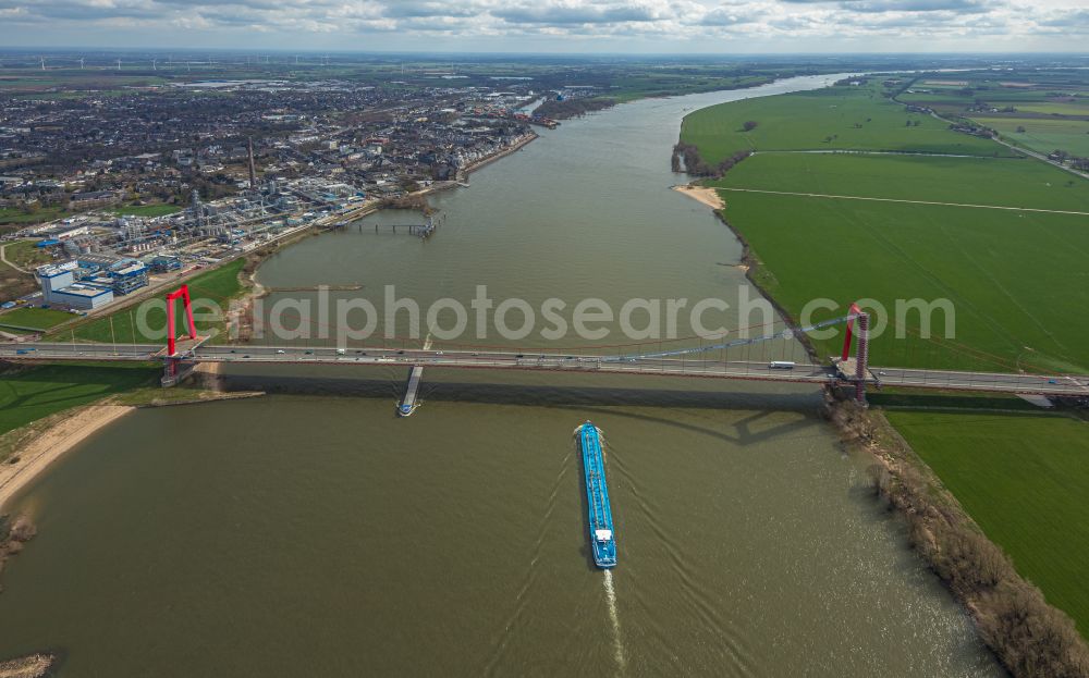 Emmerich from the bird's eye view: Bridge structure Rhine bridge Emmerich on the Rhine River along the federal road B 220 in North Rhine-Westphalia