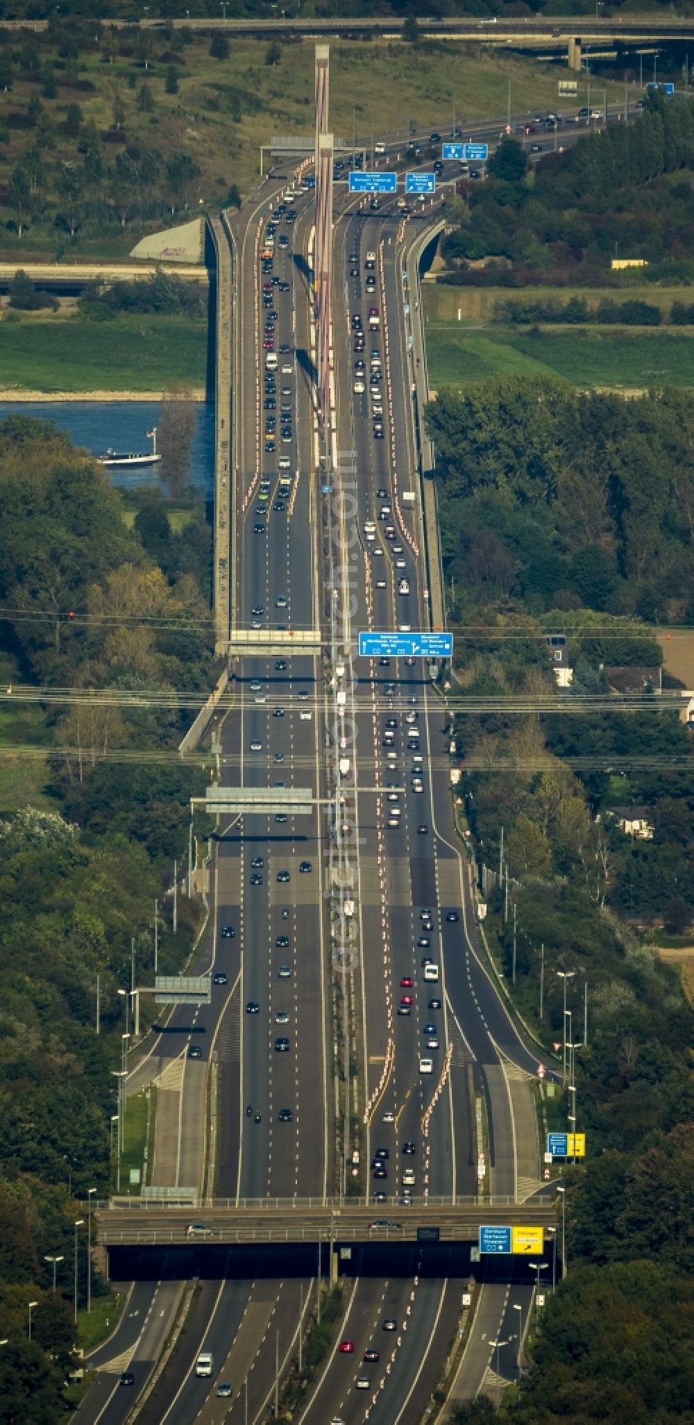 Aerial photograph Leverkusen - Rhine Bridge - Highway bridge the BAB A1 - E37 in Wiesdorf district in Leverkusen in North Rhine-Westphalia