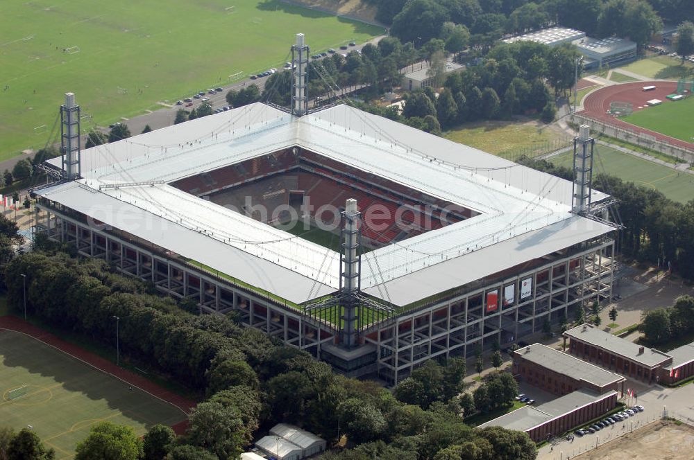 KÖLN from above - Blick auf das Das Rheinenergiestadion (Eigenschreibweise RheinEnergieStadion) ist eine Konzert- und Wettkampfstätte in Köln-Müngersdorf. Sein Vorläufer war das 1923 an gleicher Stelle erbaute Müngersdorfer Stadion, welches 1975 neu errichtet wurde. Durch einen Sponsorenvertrag trägt das Stadion derzeit den Namen des Kölner Energieversorgers RheinEnergie.Das knapp 51.000 Zuschauer fassende Stadion war im Jahr 2006 einer der zwölf Austragungsorte der Fußball-Weltmeisterschaft in Deutschland. Während des Turniers wurden fünf Spiele im „FIFA WM-Stadion Köln“ ausgetragen.