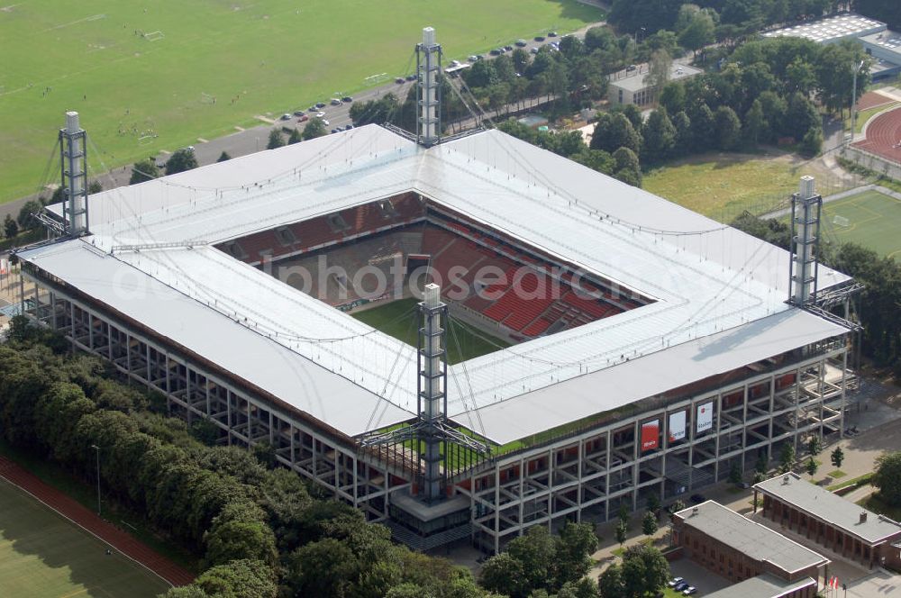 KÖLN from the bird's eye view: Blick auf das Das Rheinenergiestadion (Eigenschreibweise RheinEnergieStadion) ist eine Konzert- und Wettkampfstätte in Köln-Müngersdorf. Sein Vorläufer war das 1923 an gleicher Stelle erbaute Müngersdorfer Stadion, welches 1975 neu errichtet wurde. Durch einen Sponsorenvertrag trägt das Stadion derzeit den Namen des Kölner Energieversorgers RheinEnergie.Das knapp 51.000 Zuschauer fassende Stadion war im Jahr 2006 einer der zwölf Austragungsorte der Fußball-Weltmeisterschaft in Deutschland. Während des Turniers wurden fünf Spiele im „FIFA WM-Stadion Köln“ ausgetragen.