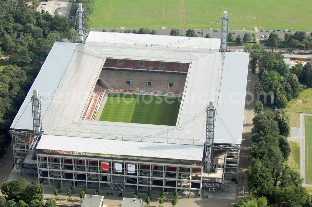 Aerial image KÖLN - Blick auf das Das Rheinenergiestadion (Eigenschreibweise RheinEnergieStadion) ist eine Konzert- und Wettkampfstätte in Köln-Müngersdorf. Sein Vorläufer war das 1923 an gleicher Stelle erbaute Müngersdorfer Stadion, welches 1975 neu errichtet wurde. Durch einen Sponsorenvertrag trägt das Stadion derzeit den Namen des Kölner Energieversorgers RheinEnergie.Das knapp 51.000 Zuschauer fassende Stadion war im Jahr 2006 einer der zwölf Austragungsorte der Fußball-Weltmeisterschaft in Deutschland. Während des Turniers wurden fünf Spiele im „FIFA WM-Stadion Köln“ ausgetragen.