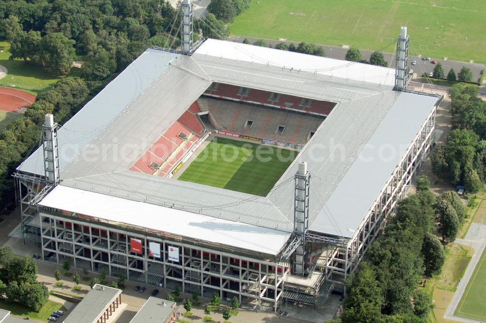 Aerial photograph KÖLN - Blick auf das Das Rheinenergiestadion (Eigenschreibweise RheinEnergieStadion) ist eine Konzert- und Wettkampfstätte in Köln-Müngersdorf. Sein Vorläufer war das 1923 an gleicher Stelle erbaute Müngersdorfer Stadion, welches 1975 neu errichtet wurde. Durch einen Sponsorenvertrag trägt das Stadion derzeit den Namen des Kölner Energieversorgers RheinEnergie.Das knapp 51.000 Zuschauer fassende Stadion war im Jahr 2006 einer der zwölf Austragungsorte der Fußball-Weltmeisterschaft in Deutschland. Während des Turniers wurden fünf Spiele im „FIFA WM-Stadion Köln“ ausgetragen.