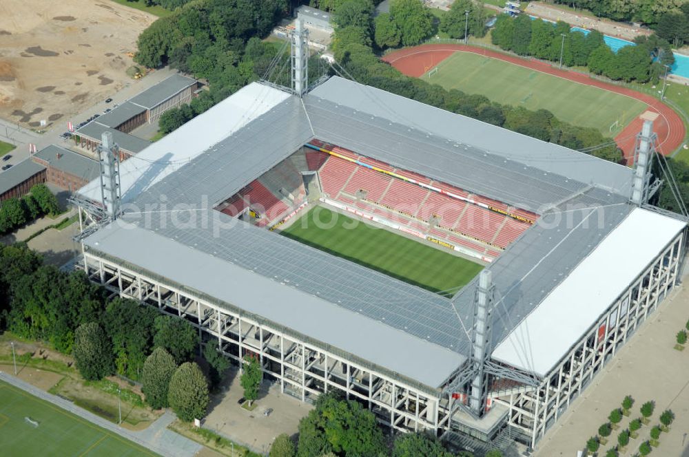 KÖLN from above - Blick auf das Das Rheinenergiestadion (Eigenschreibweise RheinEnergieStadion) ist eine Konzert- und Wettkampfstätte in Köln-Müngersdorf. Sein Vorläufer war das 1923 an gleicher Stelle erbaute Müngersdorfer Stadion, welches 1975 neu errichtet wurde. Durch einen Sponsorenvertrag trägt das Stadion derzeit den Namen des Kölner Energieversorgers RheinEnergie.Das knapp 51.000 Zuschauer fassende Stadion war im Jahr 2006 einer der zwölf Austragungsorte der Fußball-Weltmeisterschaft in Deutschland. Während des Turniers wurden fünf Spiele im „FIFA WM-Stadion Köln“ ausgetragen.