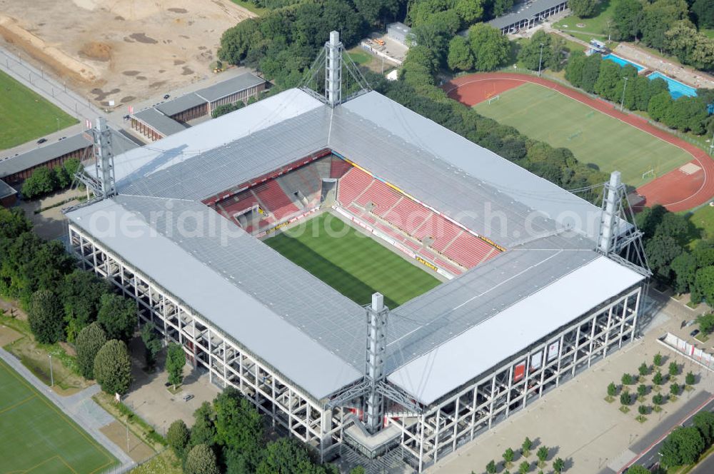 KÖLN from the bird's eye view: Blick auf das Das Rheinenergiestadion (Eigenschreibweise RheinEnergieStadion) ist eine Konzert- und Wettkampfstätte in Köln-Müngersdorf. Sein Vorläufer war das 1923 an gleicher Stelle erbaute Müngersdorfer Stadion, welches 1975 neu errichtet wurde. Durch einen Sponsorenvertrag trägt das Stadion derzeit den Namen des Kölner Energieversorgers RheinEnergie.Das knapp 51.000 Zuschauer fassende Stadion war im Jahr 2006 einer der zwölf Austragungsorte der Fußball-Weltmeisterschaft in Deutschland. Während des Turniers wurden fünf Spiele im „FIFA WM-Stadion Köln“ ausgetragen.