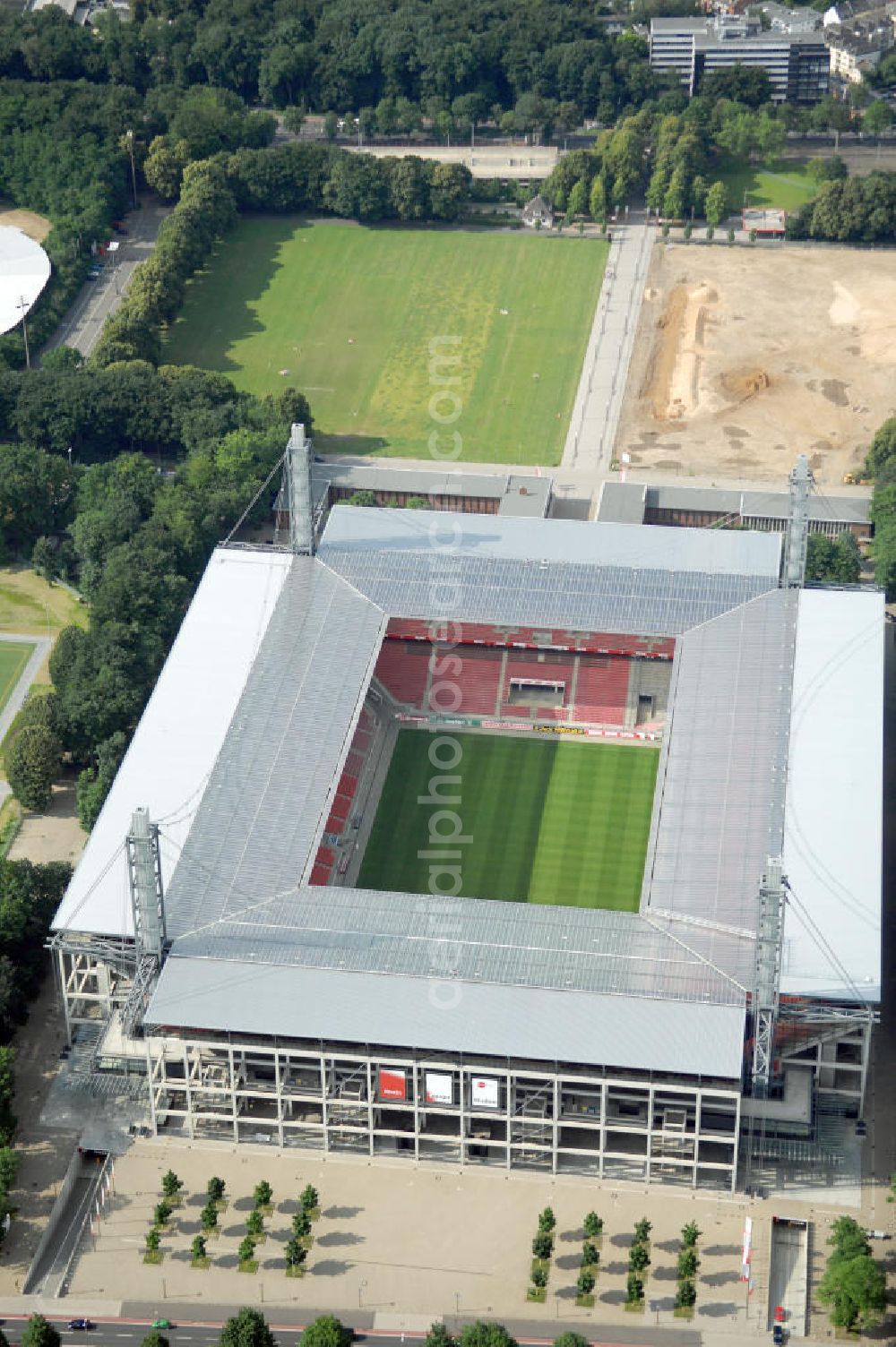 Aerial image KÖLN - Blick auf das Rheinenergiestadion (Eigenschreibweise RheinEnergieStadion) ist eine Konzert- und Wettkampfstätte in Köln-Müngersdorf. Sein Vorläufer war das 1923 an gleicher Stelle erbaute Müngersdorfer Stadion, welches 1975 neu errichtet wurde. Durch einen Sponsorenvertrag trägt das Stadion derzeit den Namen des Kölner Energieversorgers RheinEnergie.Das knapp 51.000 Zuschauer fassende Stadion war im Jahr 2006 einer der zwölf Austragungsorte der Fußball-Weltmeisterschaft in Deutschland. ?????????????????????????????????????????????????????????????????†????????????