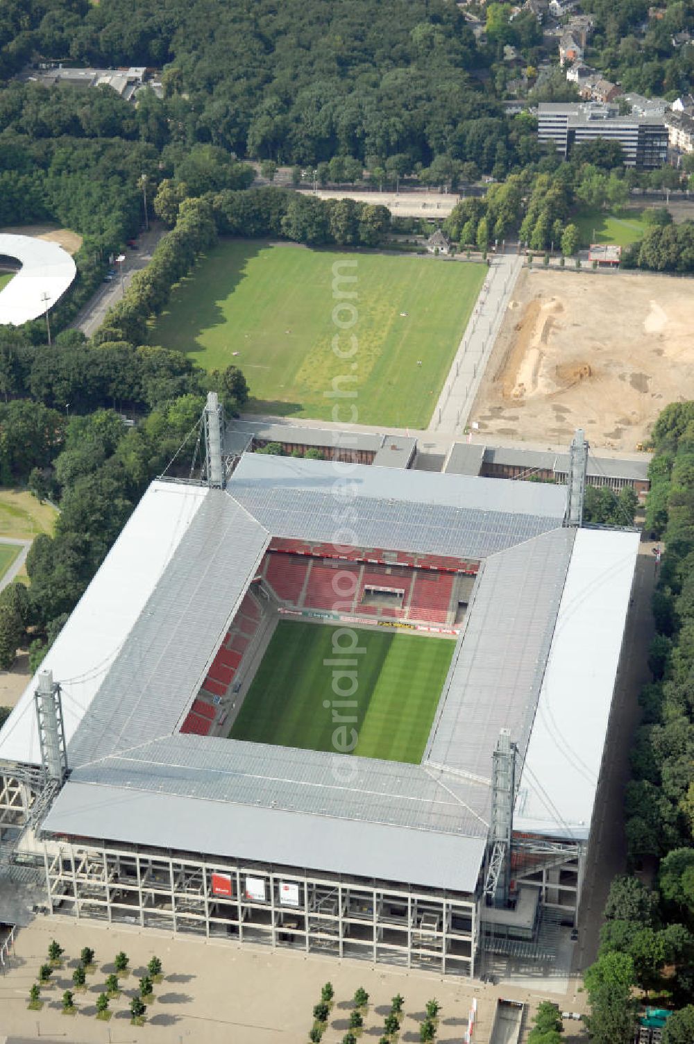 Aerial photograph KÖLN - Blick auf das Das Rheinenergiestadion (Eigenschreibweise RheinEnergieStadion) ist eine Konzert- und Wettkampfstätte in Köln-Müngersdorf. Sein Vorläufer war das 1923 an gleicher Stelle erbaute Müngersdorfer Stadion, welches 1975 neu errichtet wurde. Durch einen Sponsorenvertrag trägt das Stadion derzeit den Namen des Kölner Energieversorgers RheinEnergie.Das knapp 51.000 Zuschauer fassende Stadion war im Jahr 2006 einer der zwölf Austragungsorte der Fußball-Weltmeisterschaft in Deutschland. Während des Turniers wurden fünf Spiele im „FIFA WM-Stadion Köln“ ausgetragen.