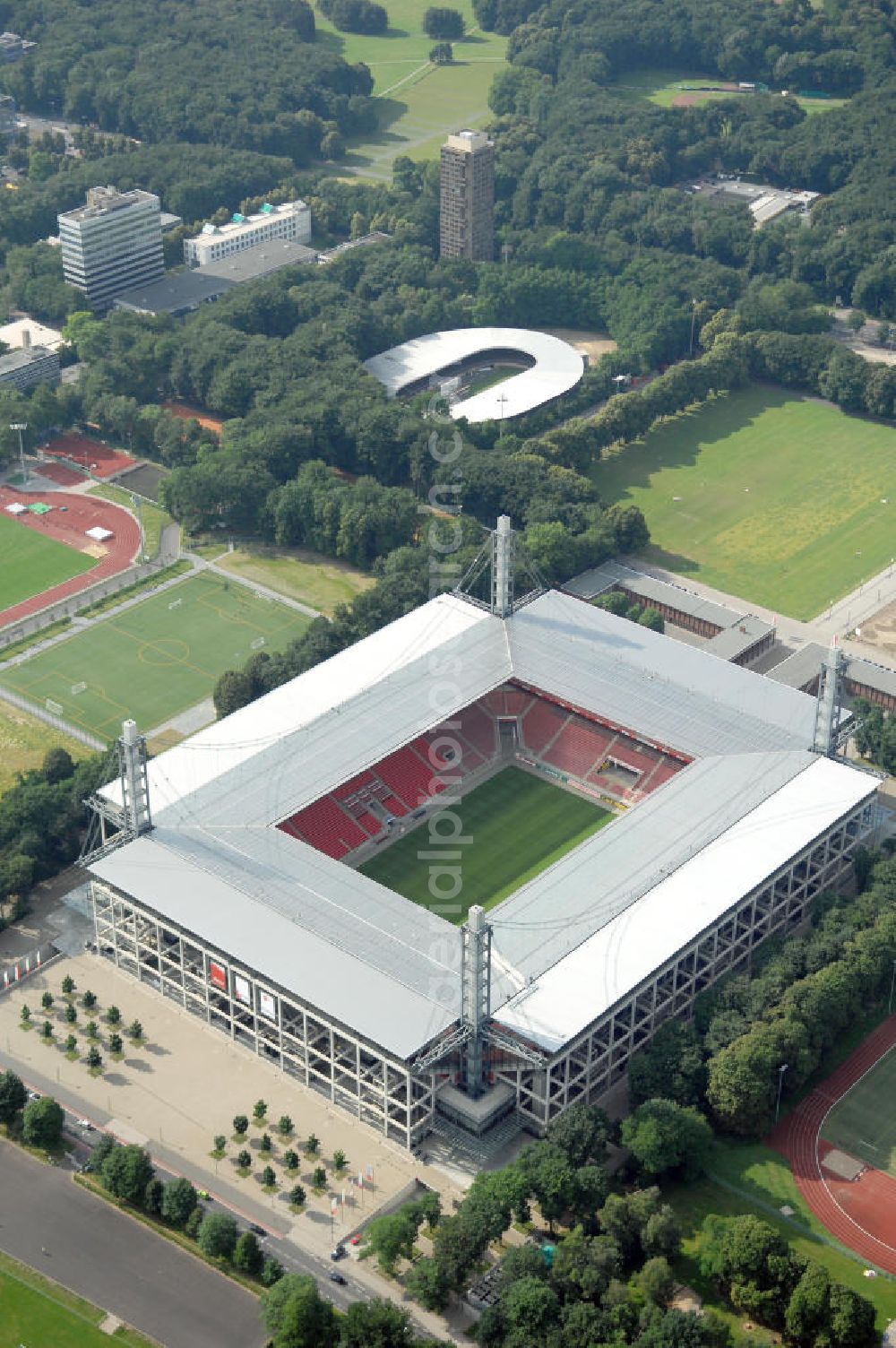 KÖLN from above - Blick auf das Das Rheinenergiestadion (Eigenschreibweise RheinEnergieStadion) ist eine Konzert- und Wettkampfstätte in Köln-Müngersdorf. Sein Vorläufer war das 1923 an gleicher Stelle erbaute Müngersdorfer Stadion, welches 1975 neu errichtet wurde. Durch einen Sponsorenvertrag trägt das Stadion derzeit den Namen des Kölner Energieversorgers RheinEnergie.Das knapp 51.000 Zuschauer fassende Stadion war im Jahr 2006 einer der zwölf Austragungsorte der Fußball-Weltmeisterschaft in Deutschland. Während des Turniers wurden fünf Spiele im „FIFA WM-Stadion Köln“ ausgetragen.