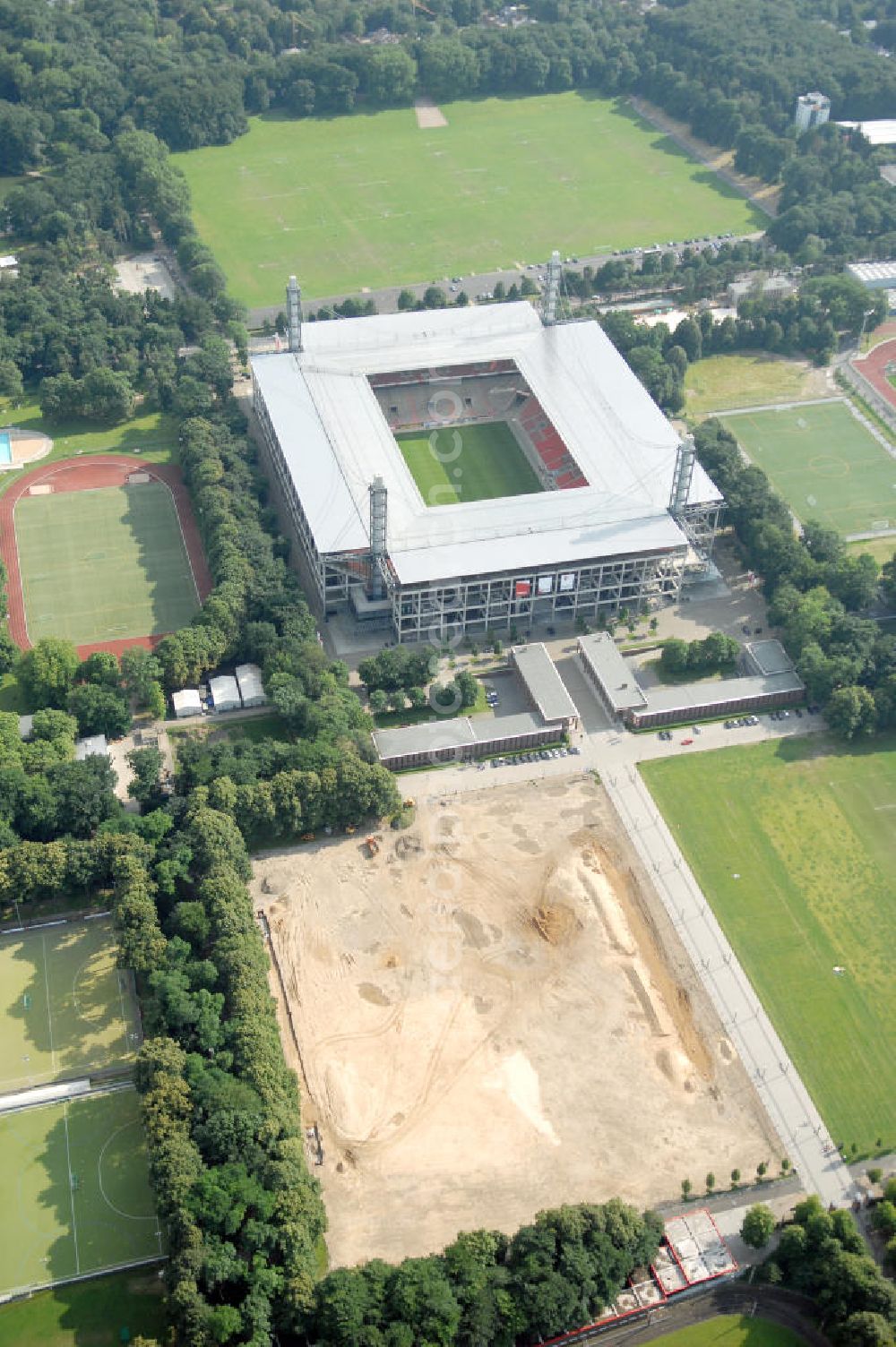 Aerial image KÖLN - Blick auf das Das Rheinenergiestadion (Eigenschreibweise RheinEnergieStadion) ist eine Konzert- und Wettkampfstätte in Köln-Müngersdorf. Sein Vorläufer war das 1923 an gleicher Stelle erbaute Müngersdorfer Stadion, welches 1975 neu errichtet wurde. Durch einen Sponsorenvertrag trägt das Stadion derzeit den Namen des Kölner Energieversorgers RheinEnergie.Das knapp 51.000 Zuschauer fassende Stadion war im Jahr 2006 einer der zwölf Austragungsorte der Fußball-Weltmeisterschaft in Deutschland. Während des Turniers wurden fünf Spiele im „FIFA WM-Stadion Köln“ ausgetragen.