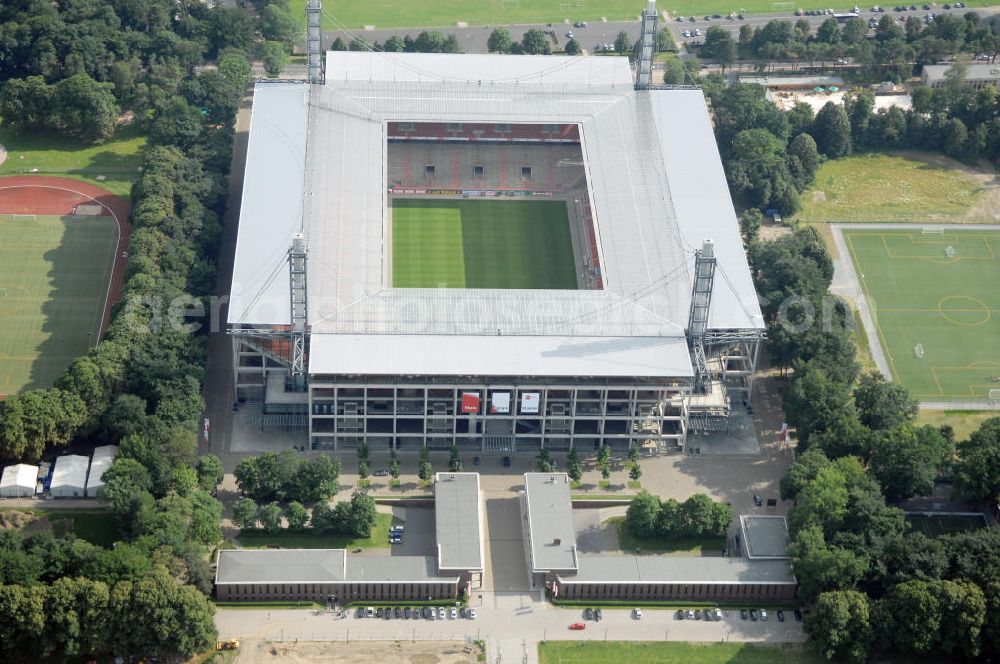 Aerial photograph KÖLN - Blick auf das Das Rheinenergiestadion (Eigenschreibweise RheinEnergieStadion) ist eine Konzert- und Wettkampfstätte in Köln-Müngersdorf. Sein Vorläufer war das 1923 an gleicher Stelle erbaute Müngersdorfer Stadion, welches 1975 neu errichtet wurde. Durch einen Sponsorenvertrag trägt das Stadion derzeit den Namen des Kölner Energieversorgers RheinEnergie.Das knapp 51.000 Zuschauer fassende Stadion war im Jahr 2006 einer der zwölf Austragungsorte der Fußball-Weltmeisterschaft in Deutschland. Während des Turniers wurden fünf Spiele im „FIFA WM-Stadion Köln“ ausgetragen.