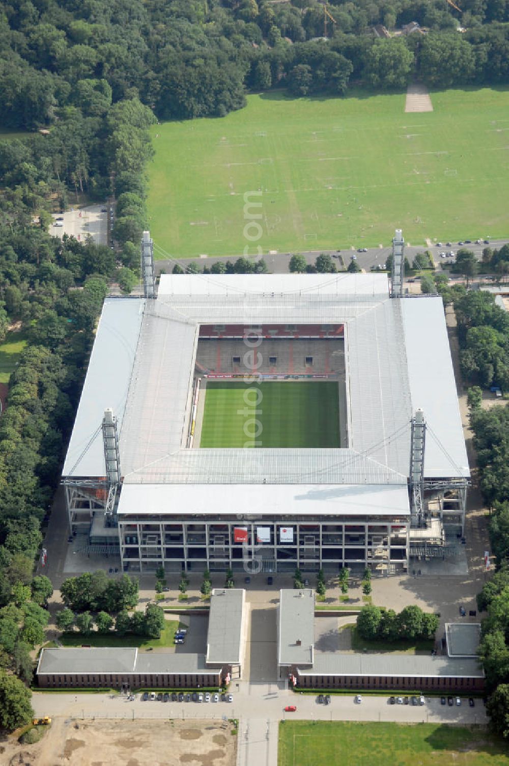 KÖLN from above - Blick auf das Das Rheinenergiestadion (Eigenschreibweise RheinEnergieStadion) ist eine Konzert- und Wettkampfstätte in Köln-Müngersdorf. Sein Vorläufer war das 1923 an gleicher Stelle erbaute Müngersdorfer Stadion, welches 1975 neu errichtet wurde. Durch einen Sponsorenvertrag trägt das Stadion derzeit den Namen des Kölner Energieversorgers RheinEnergie.Das knapp 51.000 Zuschauer fassende Stadion war im Jahr 2006 einer der zwölf Austragungsorte der Fußball-Weltmeisterschaft in Deutschland. Während des Turniers wurden fünf Spiele im „FIFA WM-Stadion Köln“ ausgetragen.