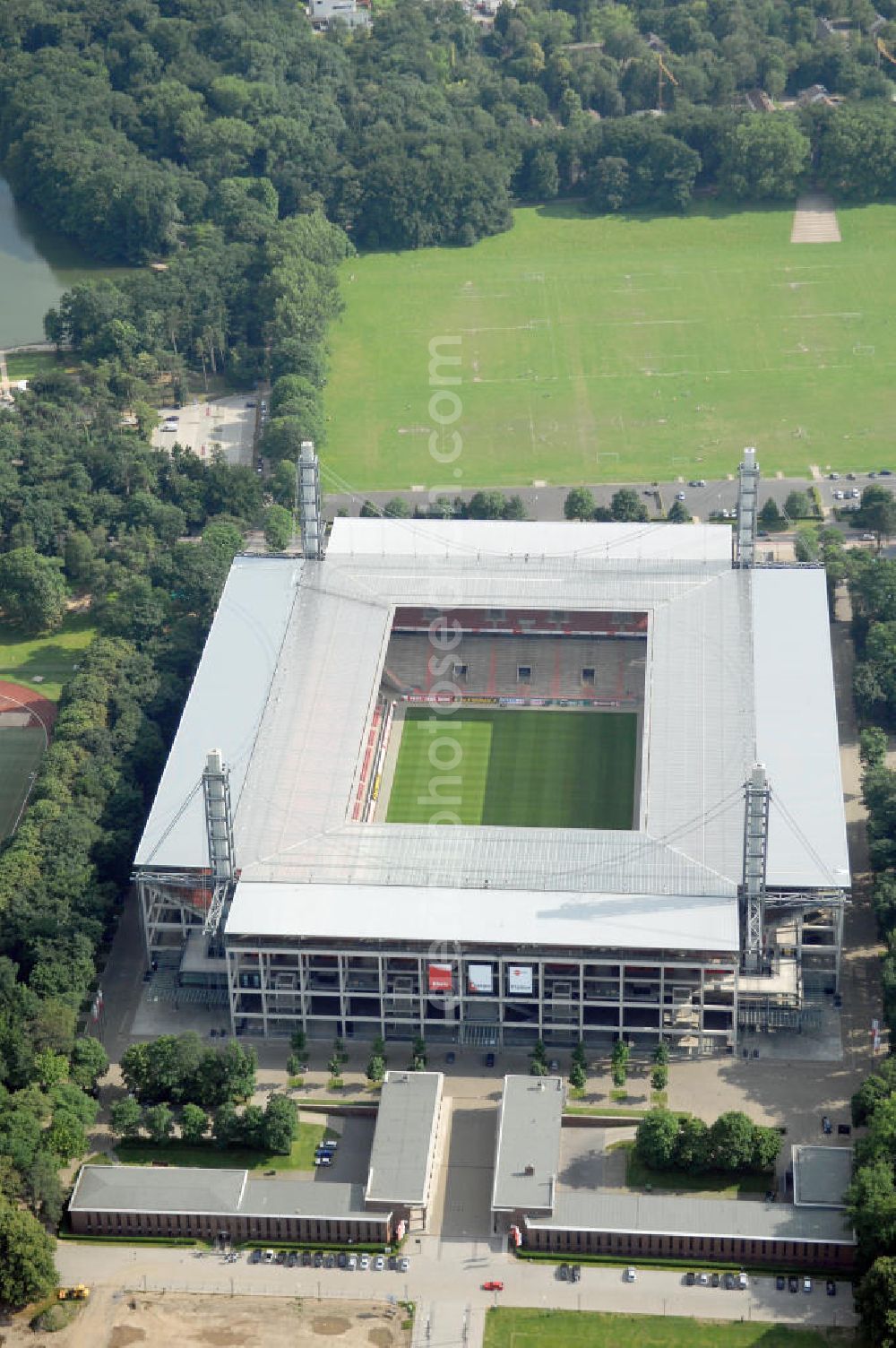 KÖLN from the bird's eye view: Blick auf das Das Rheinenergiestadion (Eigenschreibweise RheinEnergieStadion) ist eine Konzert- und Wettkampfstätte in Köln-Müngersdorf. Sein Vorläufer war das 1923 an gleicher Stelle erbaute Müngersdorfer Stadion, welches 1975 neu errichtet wurde. Durch einen Sponsorenvertrag trägt das Stadion derzeit den Namen des Kölner Energieversorgers RheinEnergie.Das knapp 51.000 Zuschauer fassende Stadion war im Jahr 2006 einer der zwölf Austragungsorte der Fußball-Weltmeisterschaft in Deutschland. Während des Turniers wurden fünf Spiele im „FIFA WM-Stadion Köln“ ausgetragen.