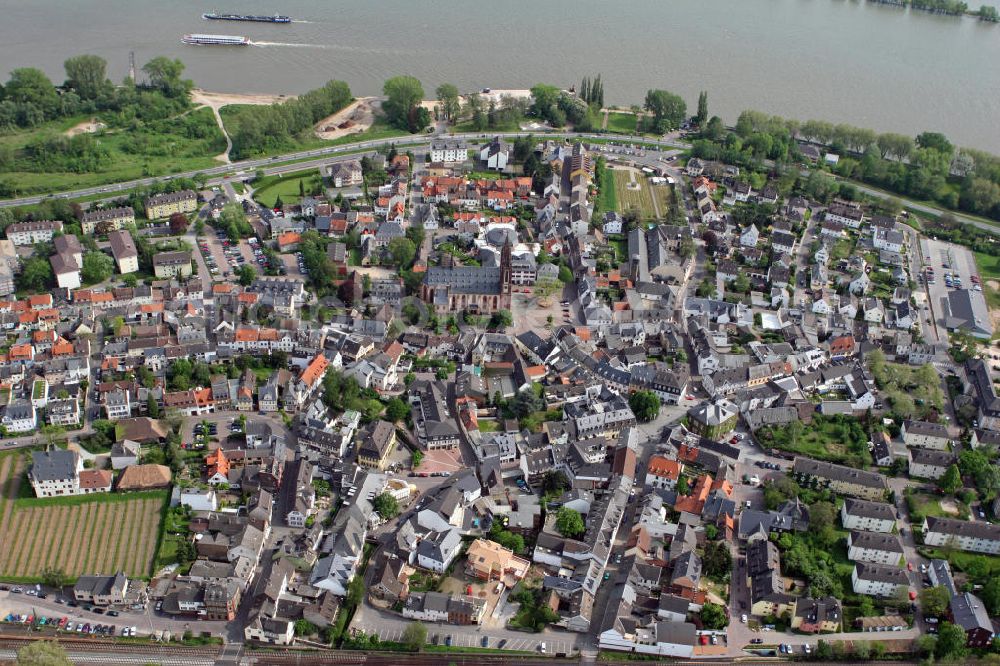 Aerial image Geisenheim - Blick auf den Rheingauer Dom in Geisenheim im Rheingau in Hessen. Die spätgotische Hallenkirche entstand größtenteils 1510 bis 1518 als Nachfolgebau einer 1146 erstmals erwähnten romanischen Kirche. View to the Rheingau Cathedral in Geisenheim in Rheingau of Hessen. The Church was built between 1510 and 1518.