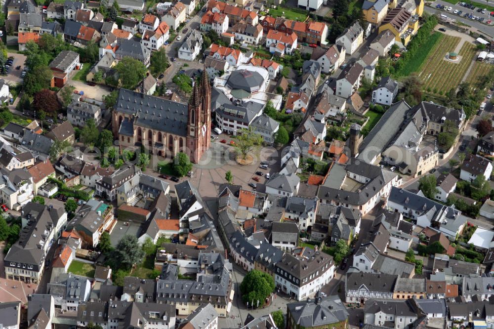 Aerial photograph Geisenheim - Blick auf den Rheingauer Dom in Geisenheim im Rheingau in Hessen. Die spätgotische Hallenkirche entstand größtenteils 1510 bis 1518 als Nachfolgebau einer 1146 erstmals erwähnten romanischen Kirche. View to the Rheingau Cathedral in Geisenheim in Rheingau of Hessen. The Church was built between 1510 and 1518.