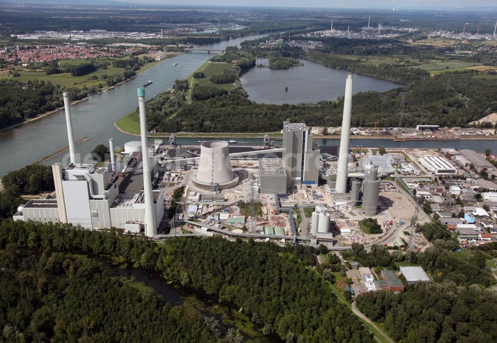 Aerial photograph Karlsruhe - View of the harbor Rheinhafen, also called Stadthafen, on the middle Upper Rhine at Karlsruhe in Baden-Württemberg. In the industrial area around the harbor are among other things the steam power plant Rheinhafen-Dampfkraftwerk of the Energie Baden-Württemberg