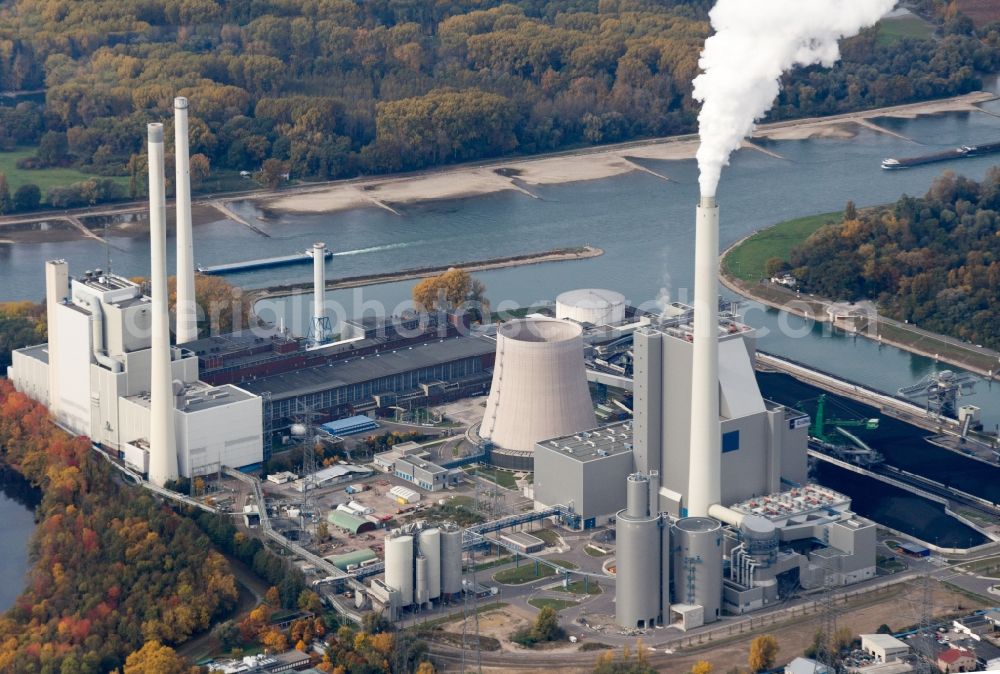 Karlsruhe from the bird's eye view: View of the harbor Rheinhafen, also called Stadthafen, on the middle Upper Rhine at Karlsruhe in Baden-Wuerttemberg. In the industrial area around the harbor are among other things the steam power plant Rheinhafen-Dampfkraftwerk of the Energie Baden-Wuerttemberg