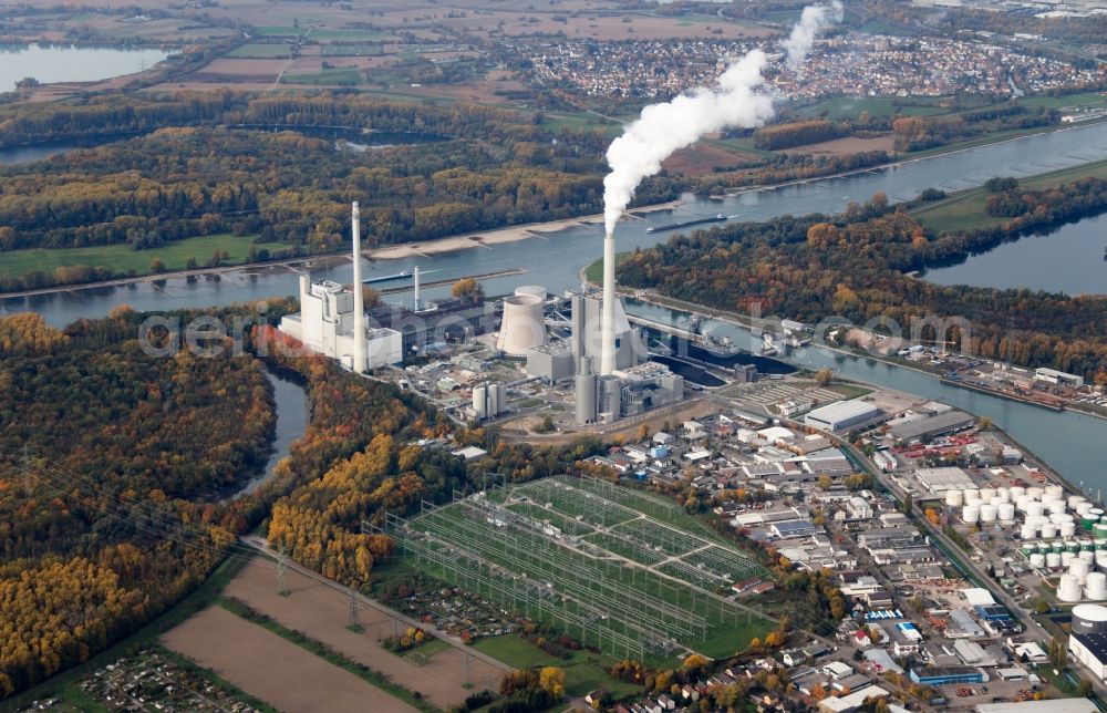 Aerial photograph Karlsruhe - View of the harbor Rheinhafen, also called Stadthafen, on the middle Upper Rhine at Karlsruhe in Baden-Wuerttemberg. In the industrial area around the harbor are among other things the steam power plant Rheinhafen-Dampfkraftwerk of the Energie Baden-Wuerttemberg