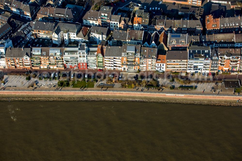 Emmerich am Rhein from above - The Rhine promenade on the banks of the river Rhine course in Emmerich am Rhein in North Rhine-Westphalia