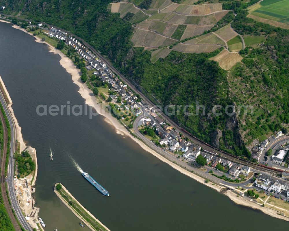 Sankt Goarshausen from the bird's eye view: Rhine riverbank in the North of Sankt Goarshausen in the state Rhineland-Palatinate. The Loreley town is located in the Rhine-Lahn county district on the right riverbank of the Rhine. It is an official tourist resort sitting on the steep slopes of the riverfront