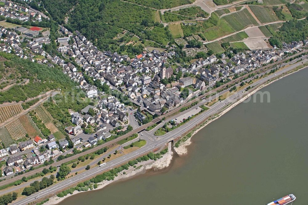 Aerial photograph Lorch - Riverbank of the Rhine and view of the town of Lorch in the state of Hesse. Lorch is a small town in the Middle Rhine Valley, where the Rhine forms the border to Rhineland-Palatinate. The town is characterised by viniculture and tourism. The federal highway 42 takes its course along the riverbank. The town is located on the mouth of the river Wisper