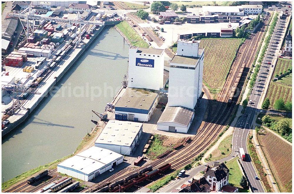 Mannheim from the bird's eye view: 28.05.2004 Mannheim Rhenania Containerhafen Rhenania Intermodal Transport GmbH Antwerpener Str. 24 68219 Mannheim Telefon: ++ 49 (0) 621 80 48-0 Telefax: ++ 49 (0) 621 80 48-449 e-mail: info.mannheim@rhenania.com