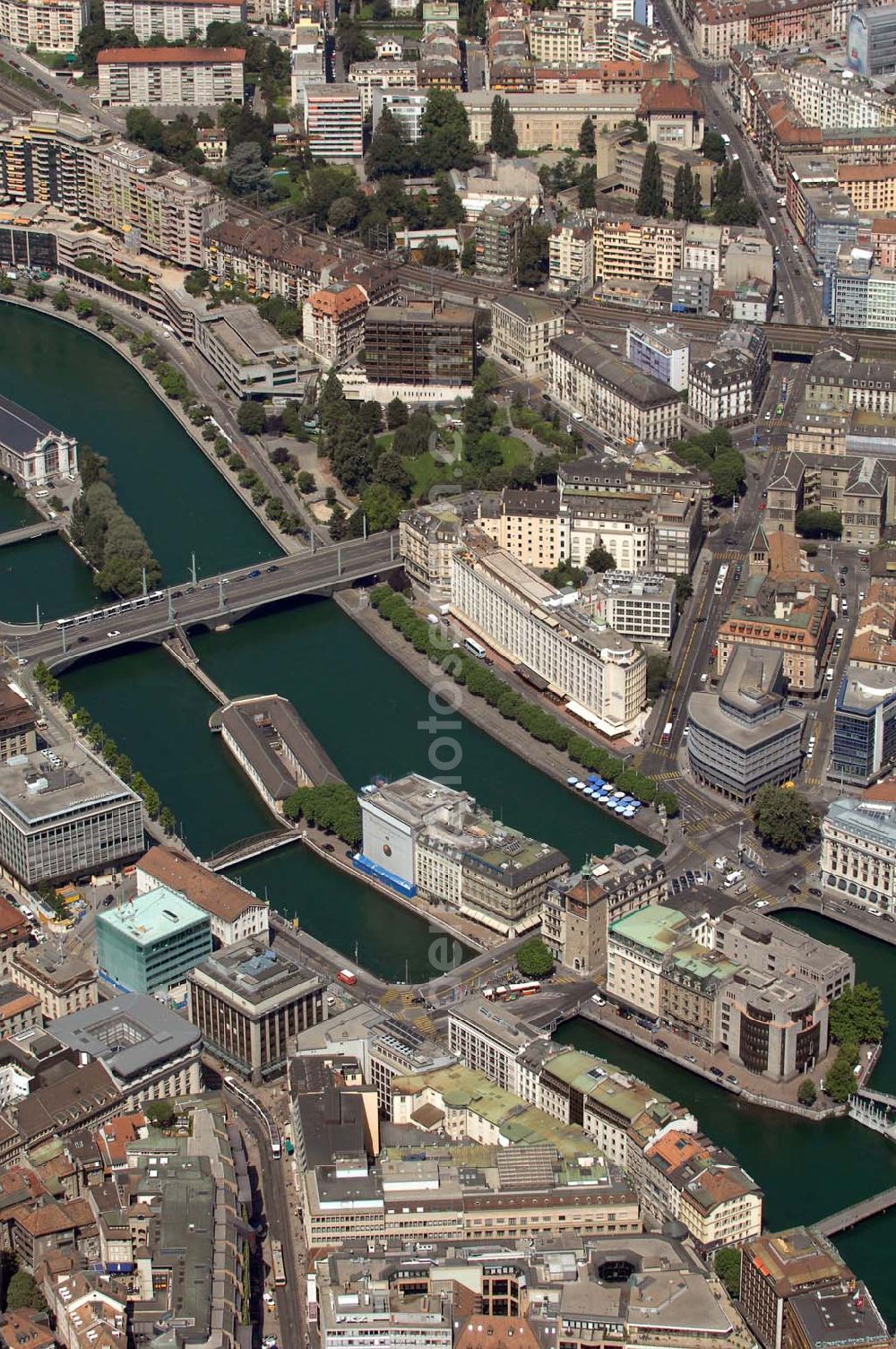 Aerial image GENF - Genf 16.07.2007 Blick auf eine der Inseln in der Rhône (Quai de I'lle und Quai de Moulins). Die beiden Stadtteile werden durch die Verkehrsbrücke miteinan der verbunden. Geneva 2007/07/16 Isle at the Rhône (Quai de I'lle and Quai de Moulins). Both parts of the town are connected through the bridge.