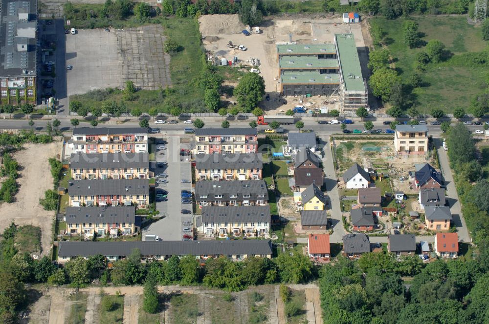 Aerial image Berlin - Blick auf die Reihenhaussiedlung um den Rhododendronweg an der Bornitzstraße in Berlin-Lichtenberg.