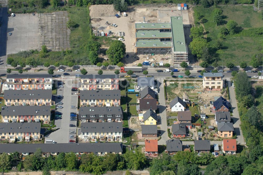 Aerial photograph Berlin - Blick auf die Reihenhaussiedlung um den Rhododendronweg an der Bornitzstraße in Berlin-Lichtenberg.