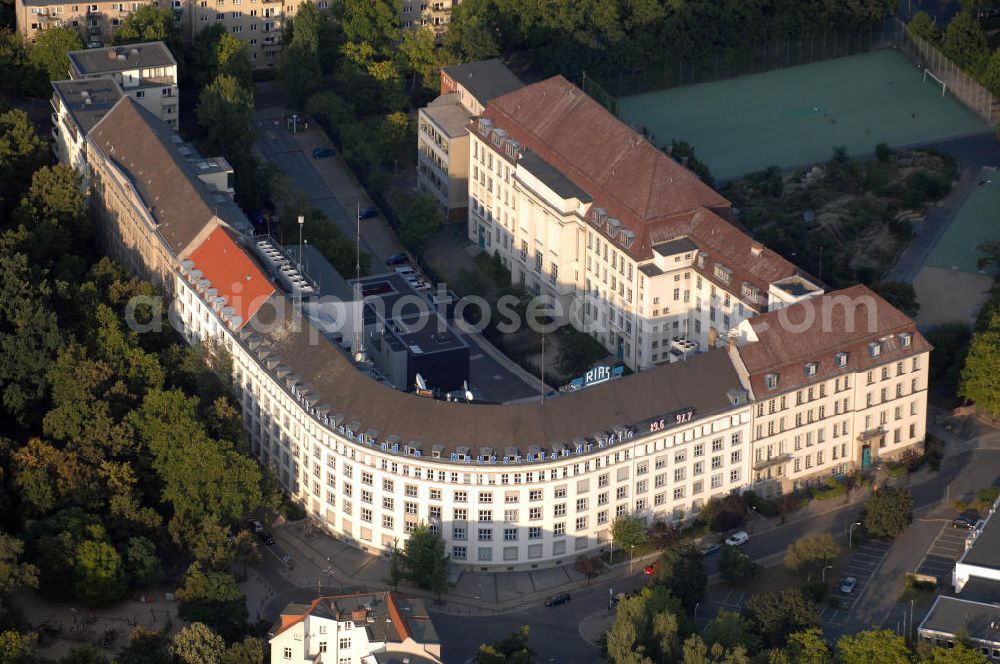 Aerial image Berlin - Blick auf das RIAS-Funkhaus in Berlin am Hans-Rosenthal-Platz in Berlin Schöneberg. Der RIAS („Rundfunk im amerikanischen Sektor“) war eine Rundfunkanstalt, die nach dem Zweiten Weltkrieg von 1946 bis 1993 unter Kontrolle der US-amerikanischen Besatzungsbehörden zwei Hörfunkprogramme und ein Fernsehprogramm (1988 bis 1992) ausstrahlte. Aus dem Funkhaus sendet heute das DeutschlandRadio Berlin. Kontakt Deutschlandradio Kultur - Pressestelle: +49(0)30 85036161, Email: presse@dradio.de