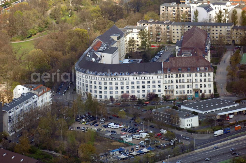 Aerial image Berlin - Blick auf das ehemalige RIAS-Gebäude am Hans-Rosenthal-Platz in Berlin-Schöneberg. Deutschlandradio Kultur (Abkürzung: DKultur; anfangs auch: DLR Kultur) ist der Name für das kulturorientierte Hörfunkprogramm des Deutschlandradios. Von 1994 bis März 2005 trug der Sender den Namen „DeutschlandRadio Berlin“. Kontakt: Deutschlandradio Kultur, Hans-Rosenthal-Platz, 10825 Berlin, Telefon: +49(0)30 8503 0, Fax: +49(0)30 8503 6168