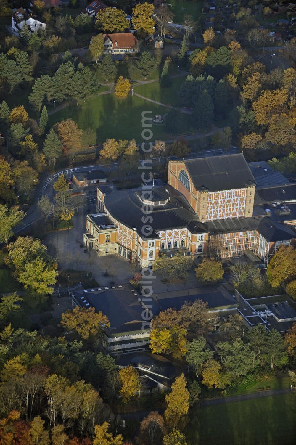 Bayreuth from above - Das Richard-Wagner-Festspielhaus auf dem Grünen Hügel. In dem 1872 erbauten Haus finden seit 1876 regelmäßig die Bayreuther Festspiele statt. Das Richard Wagner Festival Theatre on the Green Hill.