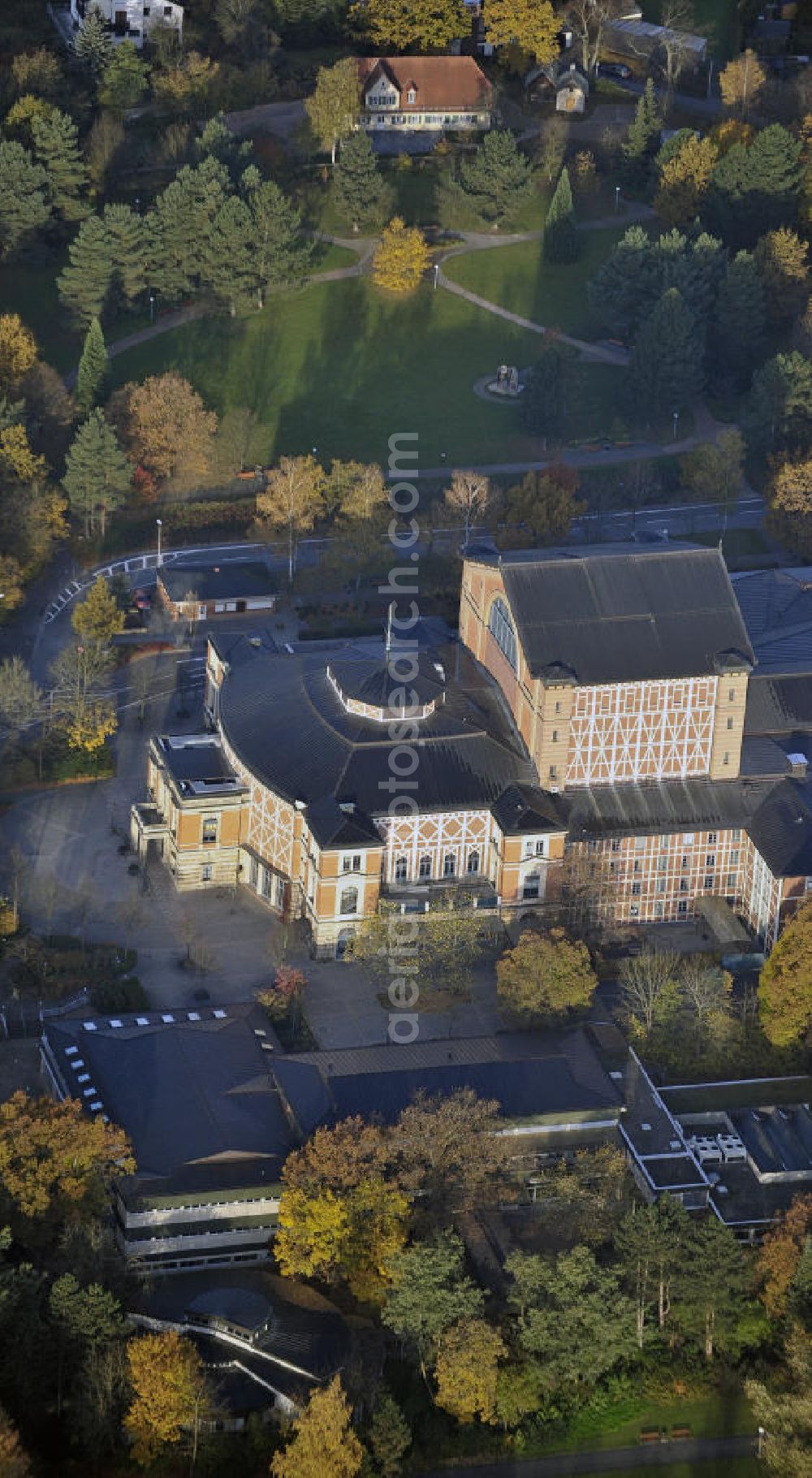 Aerial image Bayreuth - Das Richard-Wagner-Festspielhaus auf dem Grünen Hügel. In dem 1872 erbauten Haus finden seit 1876 regelmäßig die Bayreuther Festspiele statt. Das Richard Wagner Festival Theatre on the Green Hill.