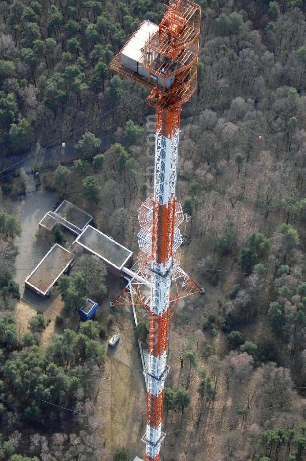 Aerial image Berlin-Frohnau - Blick auf die Richtfunkanlage Berlin-Frohnau. Die Richtfunkanlage Berlin-Frohnau befindet sich im Norden Berlins im Ortsteil Frohnau. Betreiber und Eigentümer der Richtfunkanlage ist die Deutsche Funkturm (DFMG), ein Tochterunternehmen der Deutschen Telekom mit Sitz in Münster. In Berlin-Frohnau steht das zweithöchste Bauwerk Berlins und eines der höchsten Bauwerke Deutschlands: Der von 1977 bis 1979 für 11,5 Mio. DM errichtete Richtfunkmast ist 358,58 m hoch und ermöglichte bis zur deutschen Wiedervereinigung eine Richtfunkverbindung mit der alten Bundesrepublik Deutschland. Der Sendemast verfügt nahe seiner Spitze über einen 4 m mal 5 m großen Betriebsraum für die Richtfunkgeräte. Er stellt den am höchsten über dem Erdboden liegenden geschlossenen Raum aller Bauwerke im EU-Gebiet dar. Kontakt: DFMG Deutsche Funkturm GmbH, 48008 Münster, Tel.: 0228181–4949,