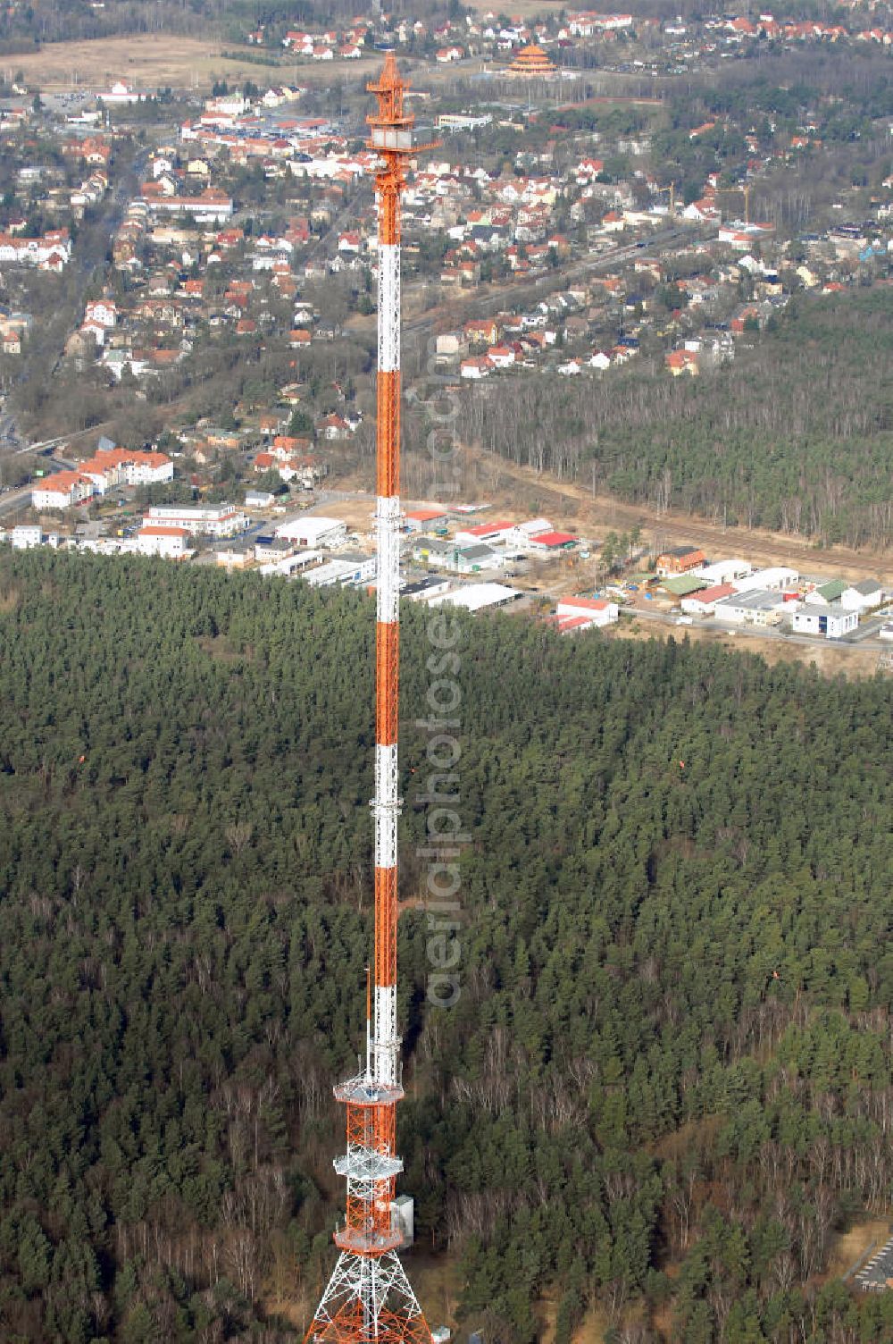 Berlin-Frohnau from above - Blick auf die Richtfunkanlage Berlin-Frohnau. Die Richtfunkanlage Berlin-Frohnau befindet sich im Norden Berlins im Ortsteil Frohnau. Betreiber und Eigentümer der Richtfunkanlage ist die Deutsche Funkturm (DFMG), ein Tochterunternehmen der Deutschen Telekom mit Sitz in Münster. In Berlin-Frohnau steht das zweithöchste Bauwerk Berlins und eines der höchsten Bauwerke Deutschlands: Der von 1977 bis 1979 für 11,5 Mio. DM errichtete Richtfunkmast ist 358,58 m hoch und ermöglichte bis zur deutschen Wiedervereinigung eine Richtfunkverbindung mit der alten Bundesrepublik Deutschland. Der Sendemast verfügt nahe seiner Spitze über einen 4 m mal 5 m großen Betriebsraum für die Richtfunkgeräte. Er stellt den am höchsten über dem Erdboden liegenden geschlossenen Raum aller Bauwerke im EU-Gebiet dar. Kontakt: DFMG Deutsche Funkturm GmbH, 48008 Münster, Tel.: 0228181–4949,