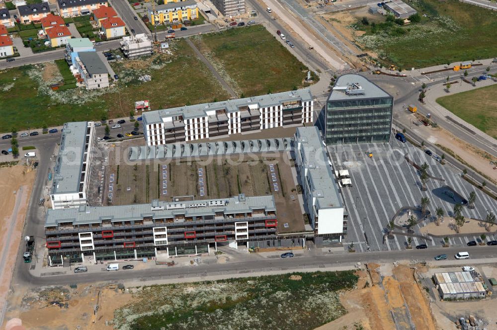 Aerial image FRANKFURT / Main - Blick auf das Riedberg-Zentrum im neu entstehenden Stadtbezirk Riedberg von Frankfurt am Main in Hessen. Im Nordwesten der Mainmetropole wächst der neue Stadtteil mit Ein- und Mehrfamilienhäusern, Wohnungen, Geschäften, Parks, Restaurants, Büros, Kindereinrichtungen, Schulen, Arztpraxen, Hotels und Dienstleistungsbetrieben. Bis zum Jahr 2017 soll die Großsiedlung ca. 6000 Wohneinheiten mit rund 15.000 Einwohnern haben. Das Riedberg-Zentrum wurde Ende 2008 eröffnet und ist das Zentrum der wirtschaftlichen Versorgung Riedbergs. Im Erdgeschoss ist eine Ladengalerie mit diversen Einkaufsmöglichkeiten entstanden, darüber befinden sich 120 moderne Wohnungen. Der sechsgeschossige Solitär (rechts im Bild) ist ein Ärzte- und Bürohaus. Kontakt: RiedbergZentrum GmbH & Co. KG, Breitlacherstr. 94, 60489 Frankfurt am Main, Tel. +49 (0) 69 780 788 07