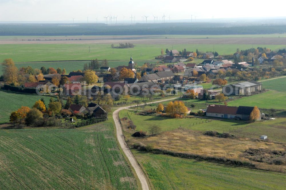 Niederer Fläming from above - Blick auf den Ortsteil Riesdorf der Brandenburger Gemeinde Niederer Fläming im Landkreis Teltow-Fläming. Das Wahrzeichen des Dorfes ist die Dorfkirche, die ein rechteckiger spätgotischer Feldsteinbau aus dem 17. Jahrhundert ist.