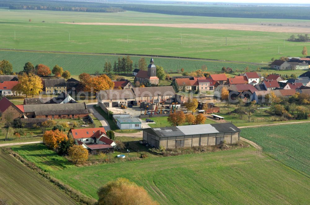 Niederer Fläming from the bird's eye view: Blick auf den Ortsteil Riesdorf der Brandenburger Gemeinde Niederer Fläming im Landkreis Teltow-Fläming. Das Wahrzeichen des Dorfes ist die Dorfkirche, die ein rechteckiger spätgotischer Feldsteinbau aus dem 17. Jahrhundert ist.