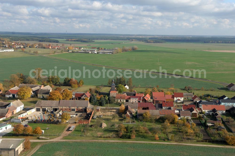 Niederer Fläming from above - Blick auf den Ortsteil Riesdorf der Brandenburger Gemeinde Niederer Fläming im Landkreis Teltow-Fläming. Das Wahrzeichen des Dorfes ist die Dorfkirche, die ein rechteckiger spätgotischer Feldsteinbau aus dem 17. Jahrhundert ist.