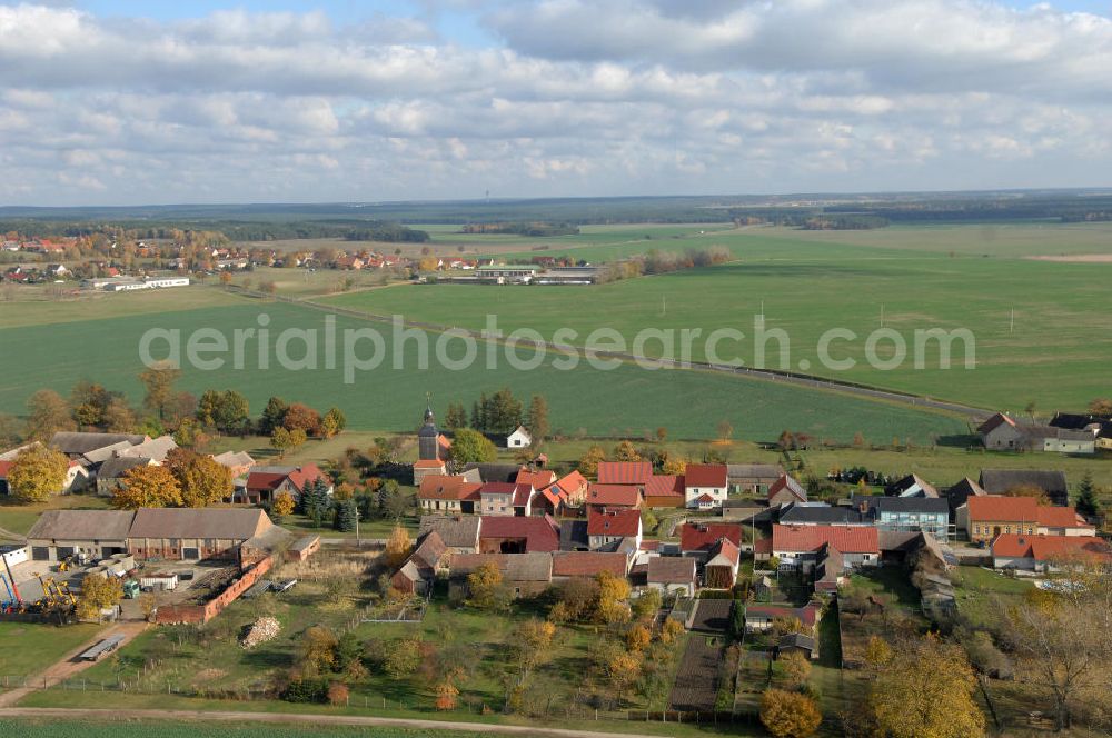 Niederer Fläming from the bird's eye view: Blick auf den Ortsteil Riesdorf der Brandenburger Gemeinde Niederer Fläming im Landkreis Teltow-Fläming. Das Wahrzeichen des Dorfes ist die Dorfkirche, die ein rechteckiger spätgotischer Feldsteinbau aus dem 17. Jahrhundert ist.