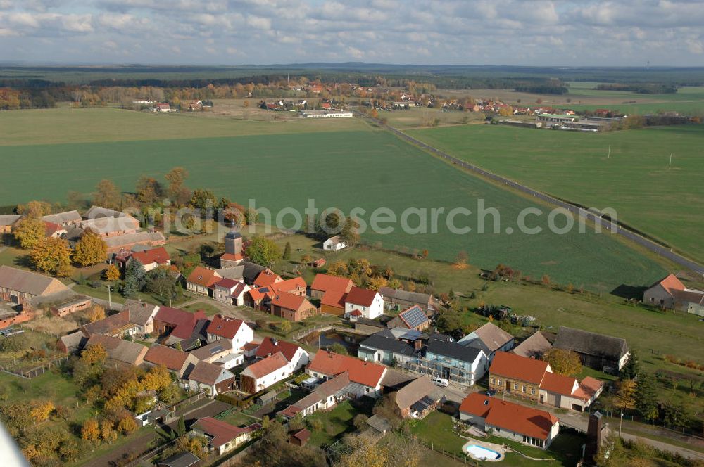 Aerial image Niederer Fläming - Blick auf den Ortsteil Riesdorf der Brandenburger Gemeinde Niederer Fläming im Landkreis Teltow-Fläming. Das Wahrzeichen des Dorfes ist die Dorfkirche, die ein rechteckiger spätgotischer Feldsteinbau aus dem 17. Jahrhundert ist.