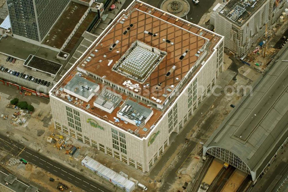 Aerial image Berlin Mitte - Blick auf das umgebaute und neu eröffnete Galeria Kaufhof Flaggschiff am Berliner Alexanderplatz